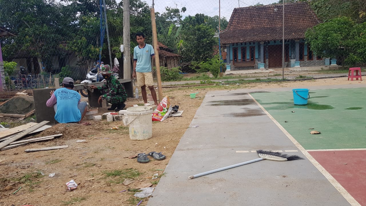Anggota Satgas TMMD Bantu Warga Perbaiki Lapangan Voly Anggota Satgas TMMD Bantu Warga Perbaiki Lapangan Voly