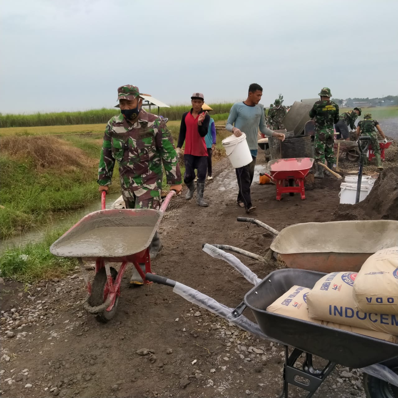 Adukan Jadi Anggota Satgas TMMD Siap Angkut Ke Lokasi Adukan Jadi Anggota Satgas TMMD Siap Angkut Ke Lokasi