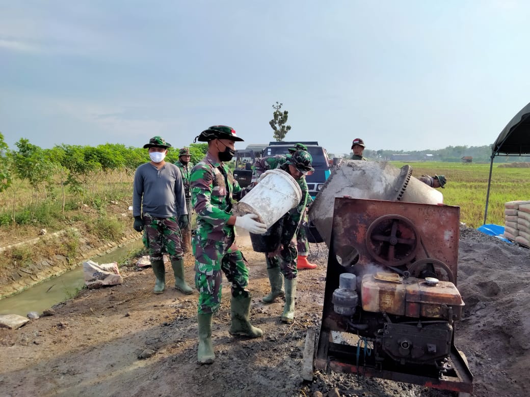 Utamakan Keselamatan Kerja Saat Bekerja, Anggota TNI Gunakan APD Utamakan Keselamatan Kerja Saat Bekerja, Anggota TNI Gunakan APD