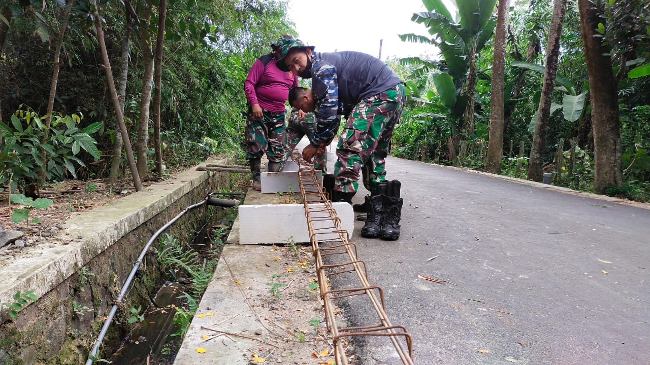 Rumah Yasmi Direhab, Tim Angkatan Laut Ikut Turun Tangan Rumah Yasmi Direhab, Tim Angkatan Laut Ikut Turun Tangan