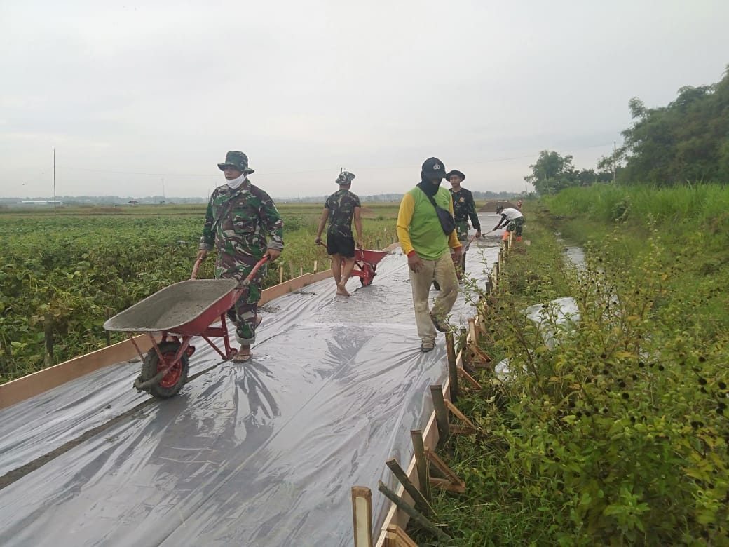 Tetap Semangat Menuju Pengecoran Jalan TMMD