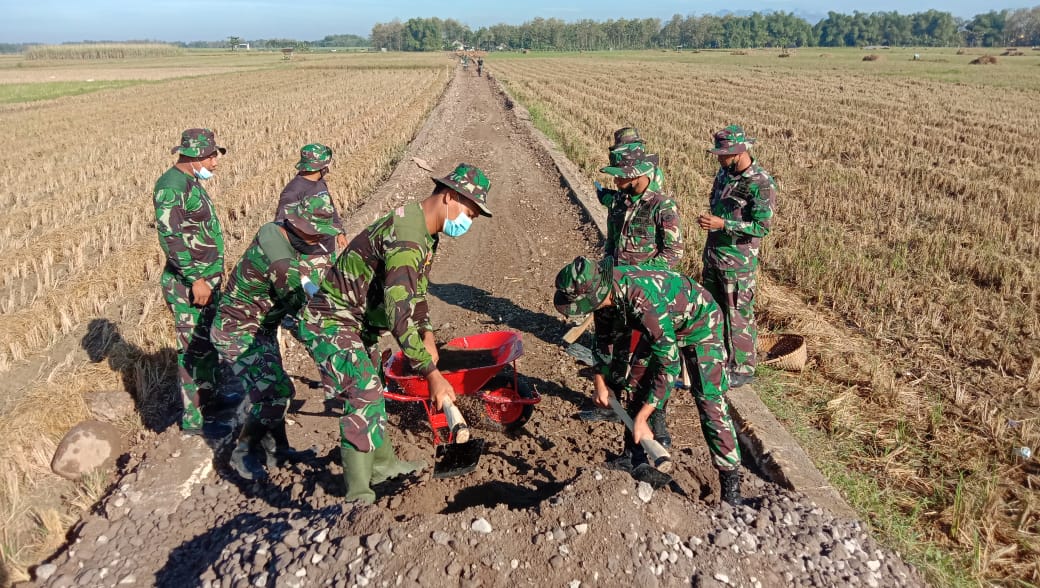 Semangat TNI Memindahkan Material Sirtu Menggunakan Angkong