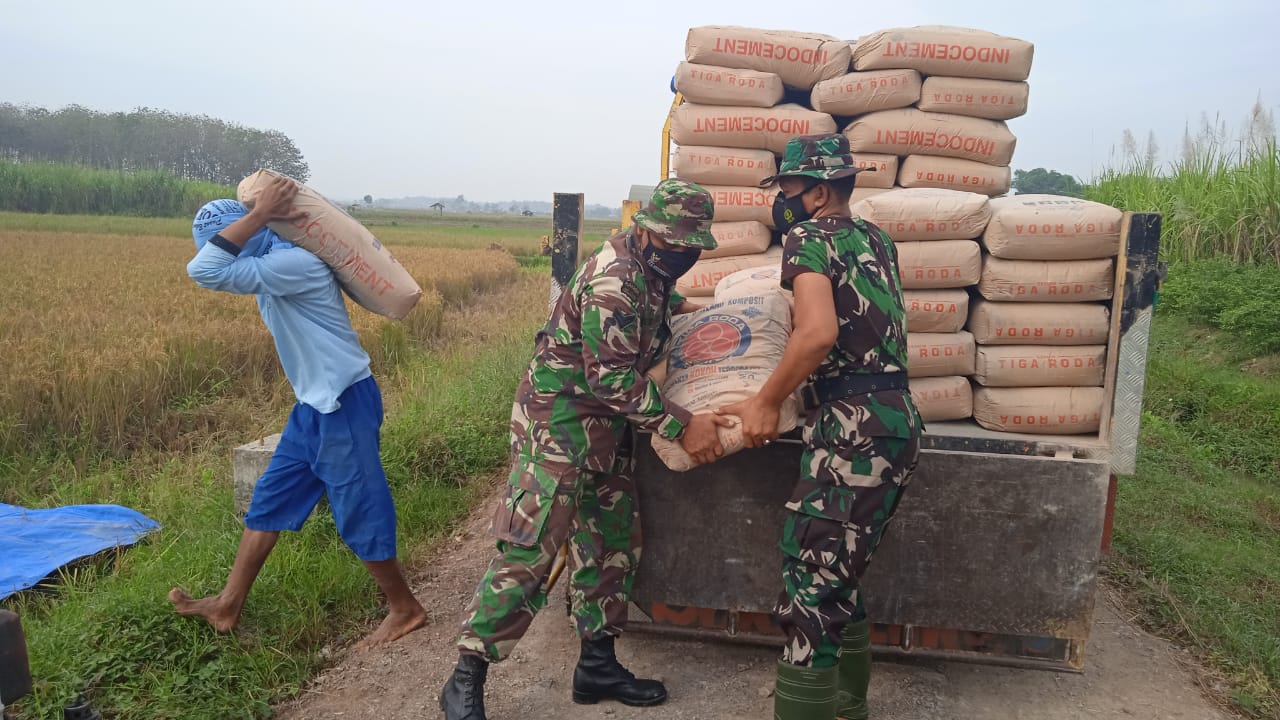 Material Semen Secara Kontinyu Didatangkan ke Lokasi Pengecoran Jalan.