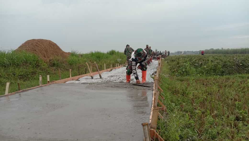 Ditangan TNI ini, Pengecoran jalan TMMD Sempurna Ditangan TNI ini, Pengecoran jalan TMMD Sempurna