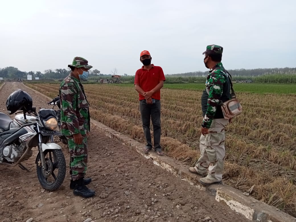 Babinsa Dan Kepala Desa Tamansari, Setiap Hari Turun Kelapangan Cek Perkembangan  Pengerjaan Jalan.