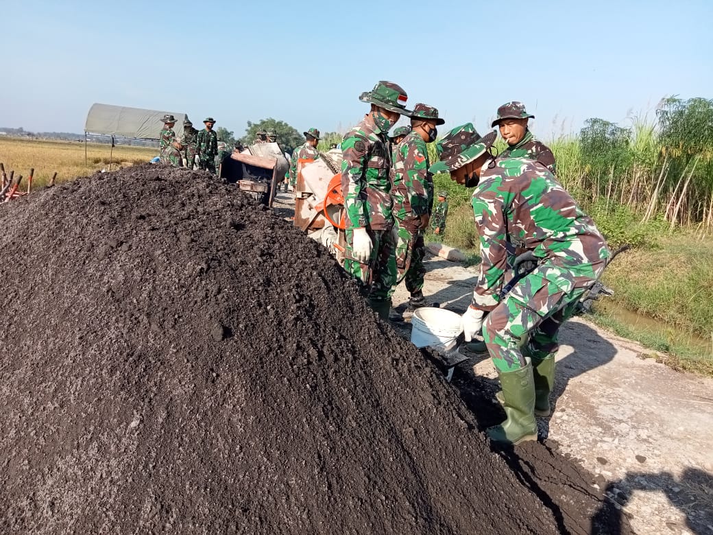 Material Pasir Yang Menggunung Dalam Sekejap Habis Dijadikan Adukan Cor.