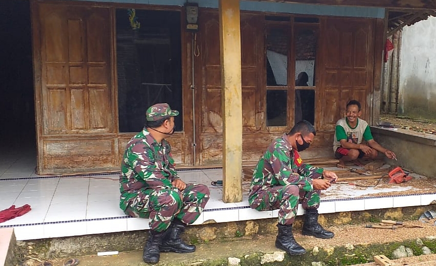 Ucapan Terimakasih Tukang Kayu Kepada TNI Satgas TMMD