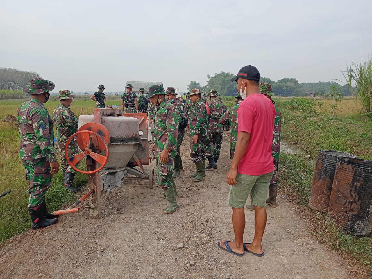 Waktunya Pindahkan Molen, Anggota TNI Siapkan Personelnya Waktunya Pindahkan Molen, Anggota TNI Siapkan Personelnya