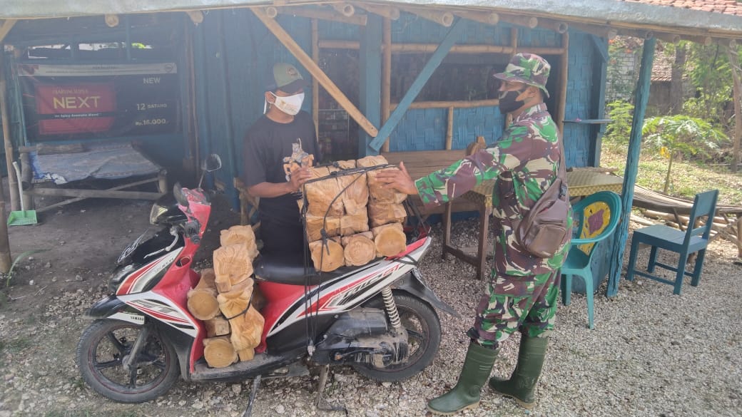 Satgas TMMD Dorong Pemasaran Kerajina  Ukir Kaki Meja