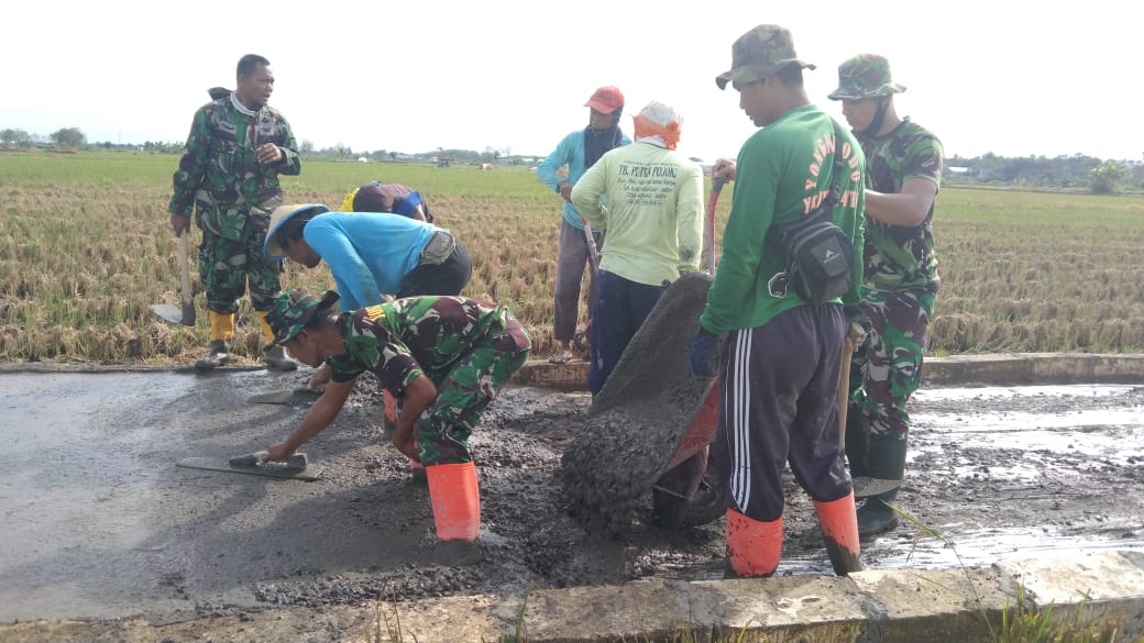 Tidak Hanya Jago Perang, Sertu Rohmad Lihai Menjadi Tukang