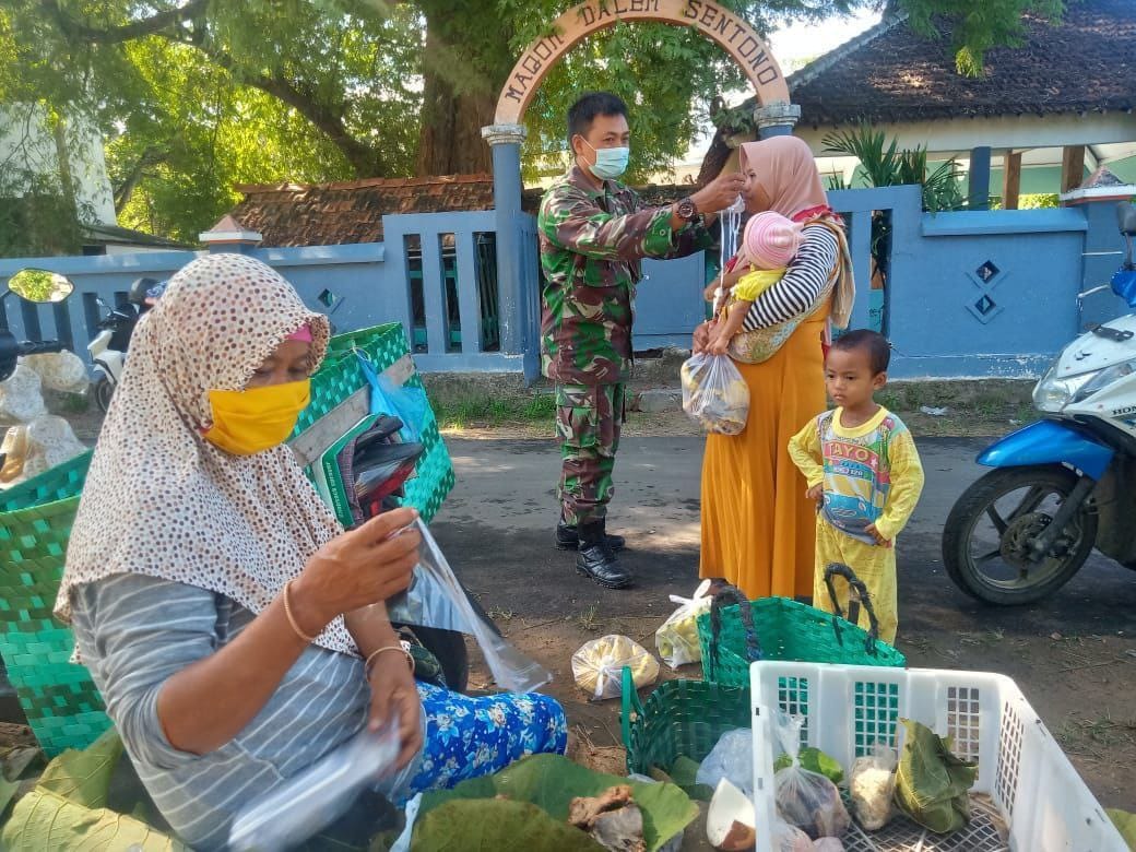 Komsos Bersama Ibu Ibu Dengan Berbagi Masker Komsos Bersama Ibu Ibu Dengan Berbagi Masker