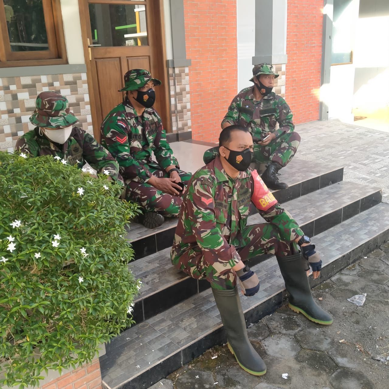 Anggota Satuan Tugas TMMD Kodim Pati Istirahat Sejenak Dirumah Warga Anggota Satuan Tugas TMMD Kodim Pati Istirahat Sejenak Dirumah Warga
