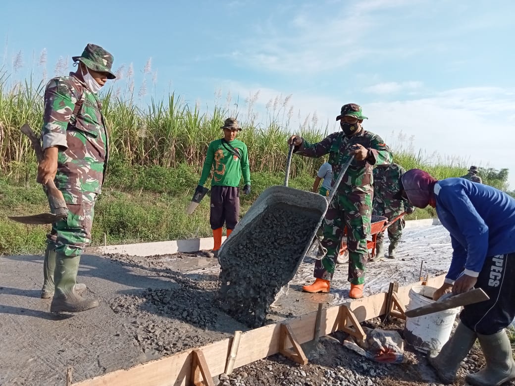 Cuaca Panas Tidak Mengurangi Semangat Anggota Satgas TMMD 111.