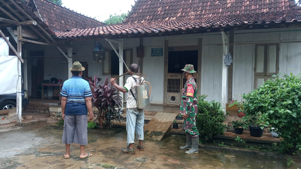 Bersama Ketua RT, Semprotkan Desinfektan ke Rumah Warga Desa Tamansari.