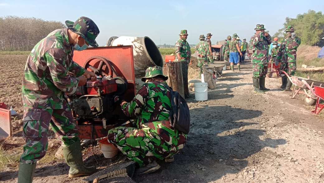 Dengan Sigap TNI Atasi Kendala Mesin Molen Rusak