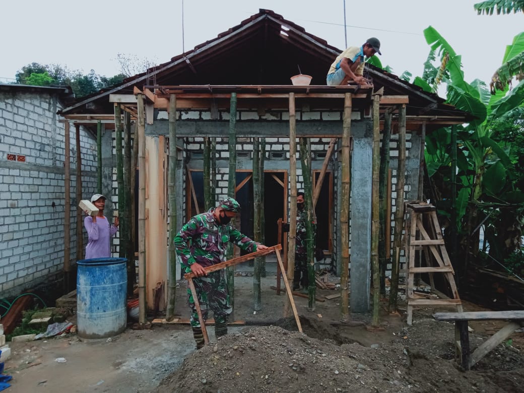 Pasang Teras RTLH Milik Mbah Ngarji