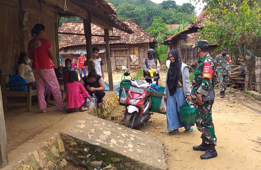 Sebaran Covid-19 Mengganas, Satgas TMMD Gencar Lakukan Penertiban Prokes Sebaran Covid-19 Mengganas, Satgas TMMD Gencar Lakukan Penertiban Prokes