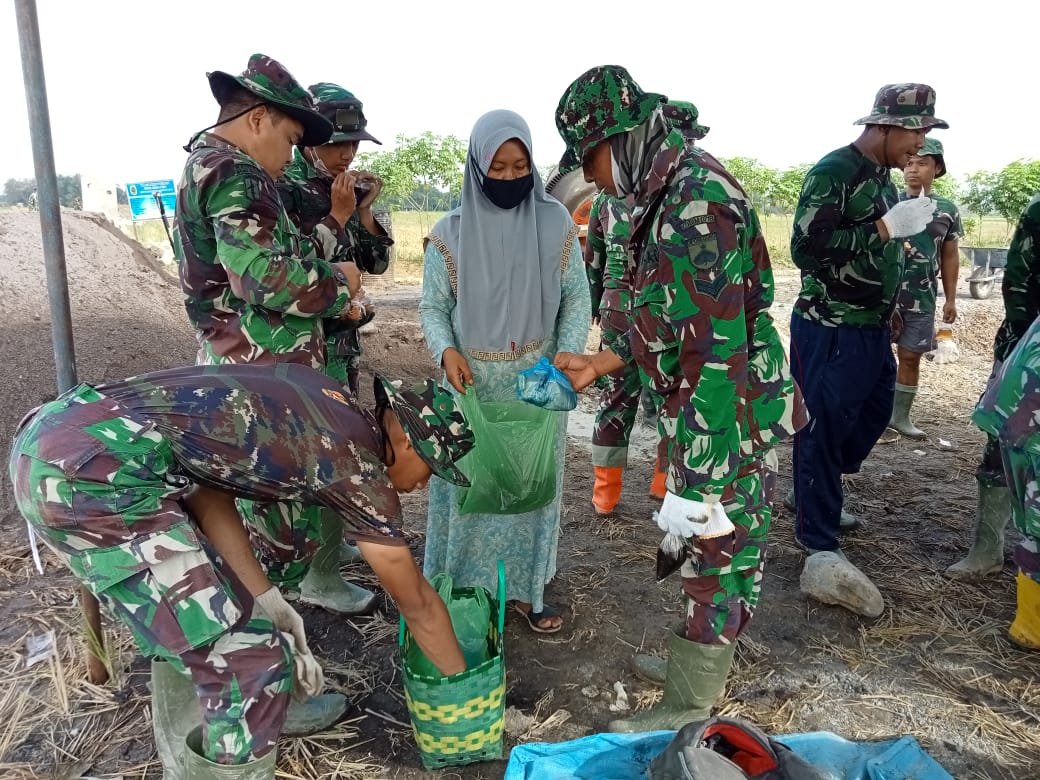 Tidak Bisa Bantu Kerja Berat, Ibu-Ibu Kirim Makanan ke Lokasi Pengecoran Jalan.