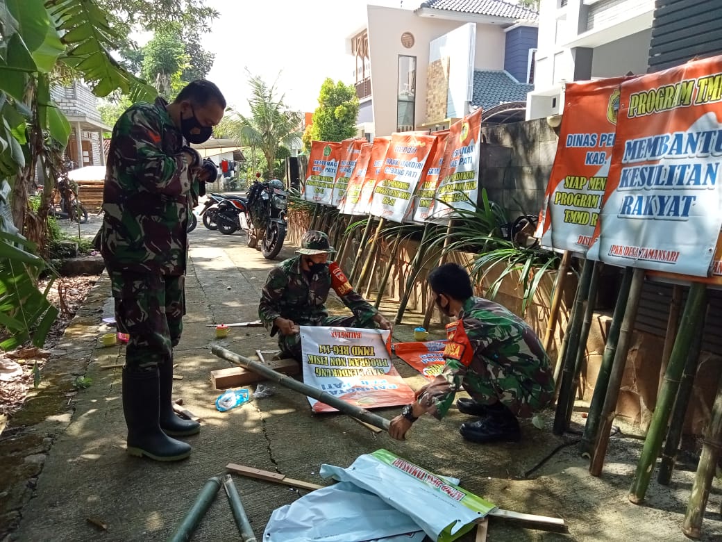Anggota Satgas Siapkan Banner Untuk Pembukaan TMMD Reguler Ke-111 Kodim 0718/Pati. Anggota Satgas Siapkan Banner Untuk Pembukaan TMMD Reguler Ke-111 Kodim 0718/Pati.