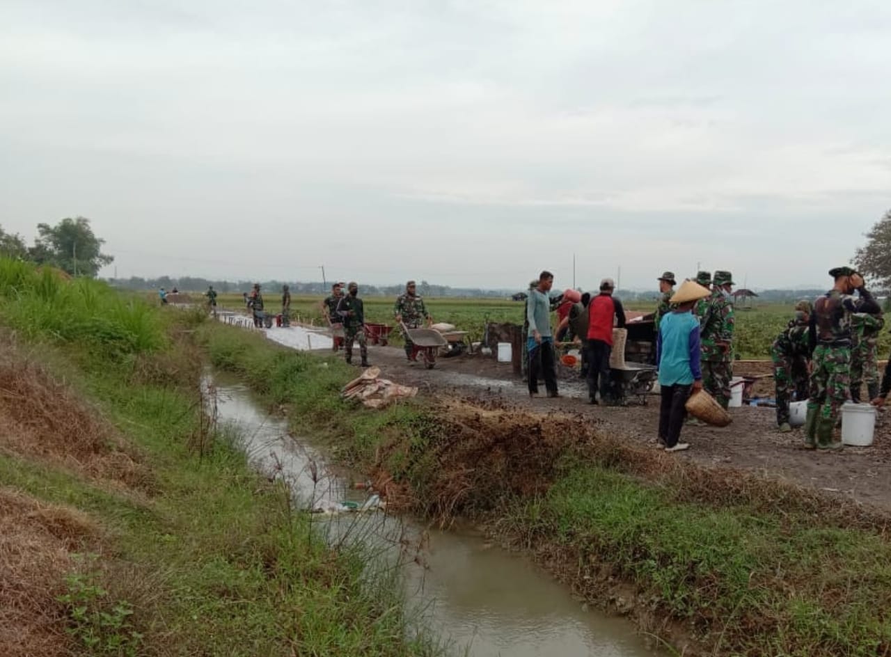 Terkendala Cuaca, Betonisasi Jalan Desa Tamansari Tersendat