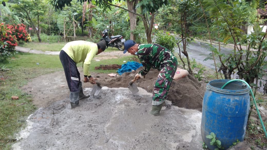 Adu Skil Paiman Dan Anggota TNI Membuat Adukan Semen