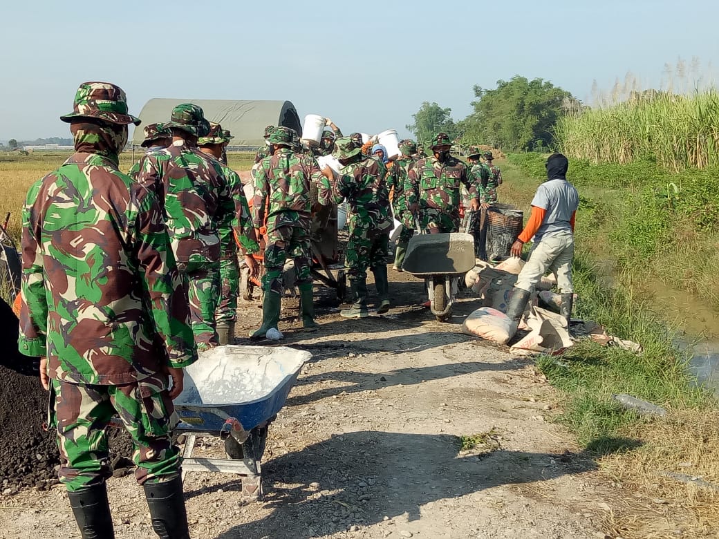 Seragam Loreng Penuhi Jalan Bergulat Dengan Beton Seragam Loreng Penuhi Jalan Bergulat Dengan Beton