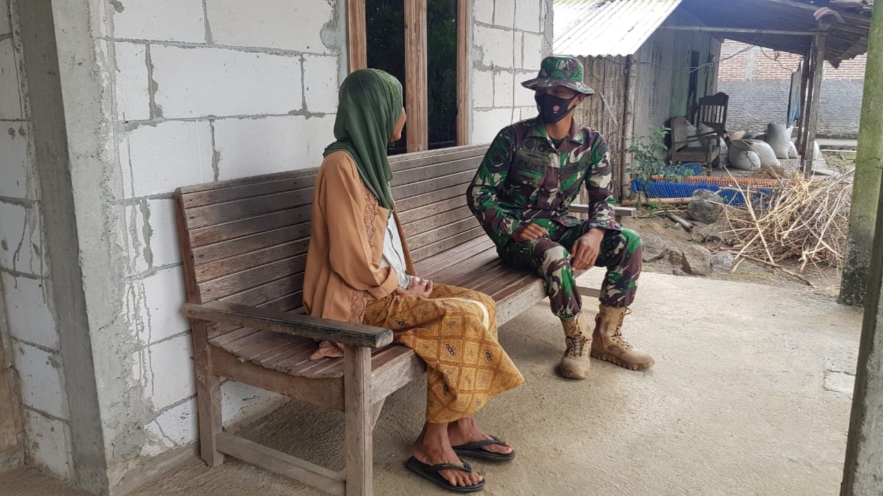 Komsos Disela Kegiatan TMMD, Serda Sukarji Sampaikan Himbauan Prokes Kepada Mbah Sutini Komsos Disela Kegiatan TMMD, Serda Sukarji Sampaikan Himbauan Prokes Kepada Mbah Sutini