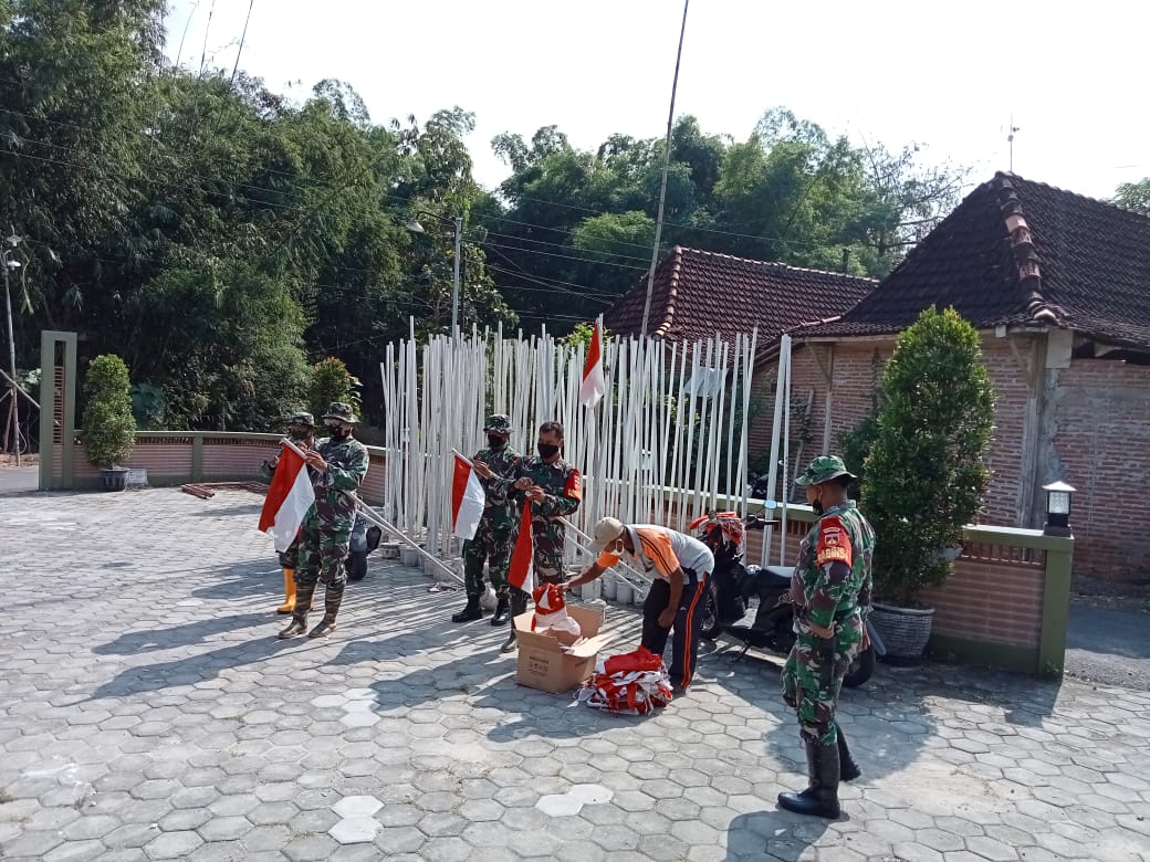 Umbul-Umbul Dan Bendera Merah Putih Semarakkan Suasana Di Lokasi TMMD 111. Umbul-Umbul Dan Bendera Merah Putih Semarakkan Suasana Di Lokasi TMMD 111.