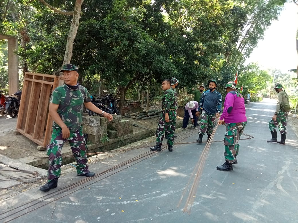 Personel Kodim 0718/Pati Langsung Akrab Dengan Warga Desa Tamansari.