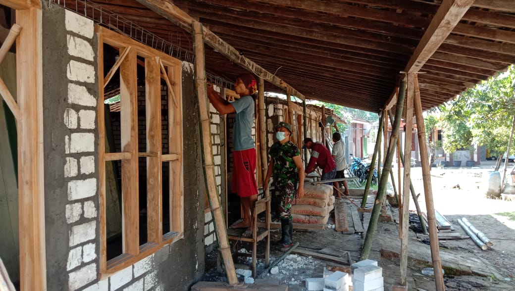 Satgas TMMD Bersama Warga Bekerja Dengan Maksimal Melakukan Bedah Rumah Satgas TMMD Bersama Warga Bekerja Dengan Maksimal Melakukan Bedah Rumah