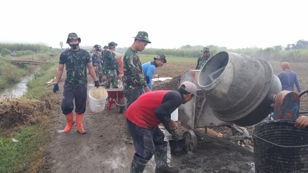 Cuaca Mendung Tak Menyurutkan Semangat Pekerjaan Harus Tetap Jalan Cuaca Mendung Tak Menyurutkan Semangat Pekerjaan Harus Tetap Jalan