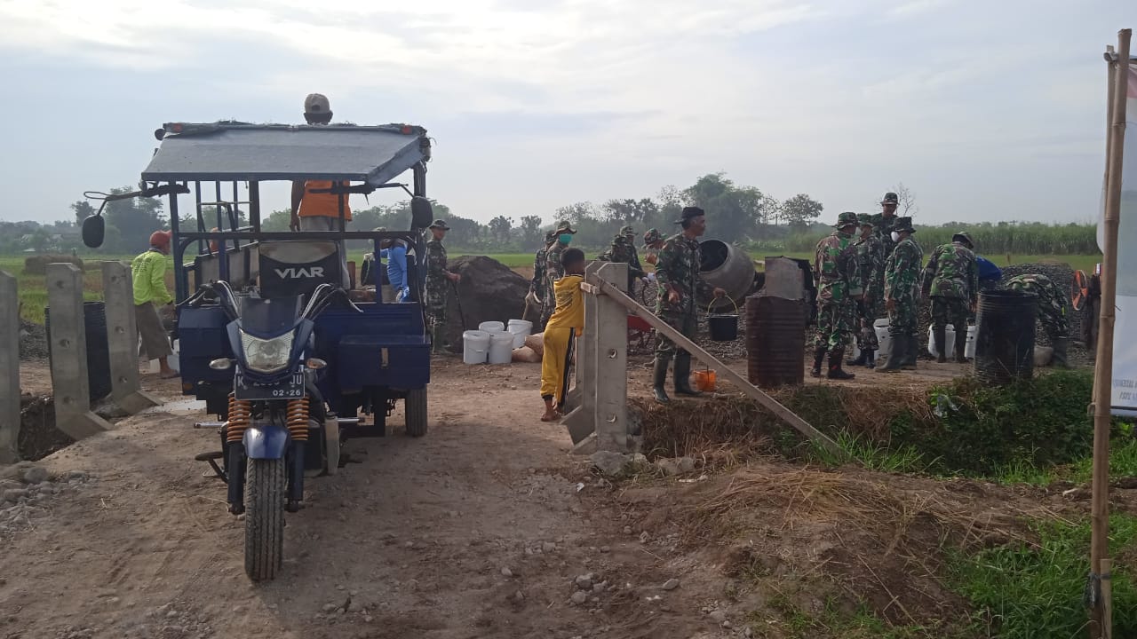 Kendaraan Roda Tiga Andalan Di Sektor Betonisasi Jalan Kendaraan Roda Tiga Andalan Di Sektor Betonisasi Jalan