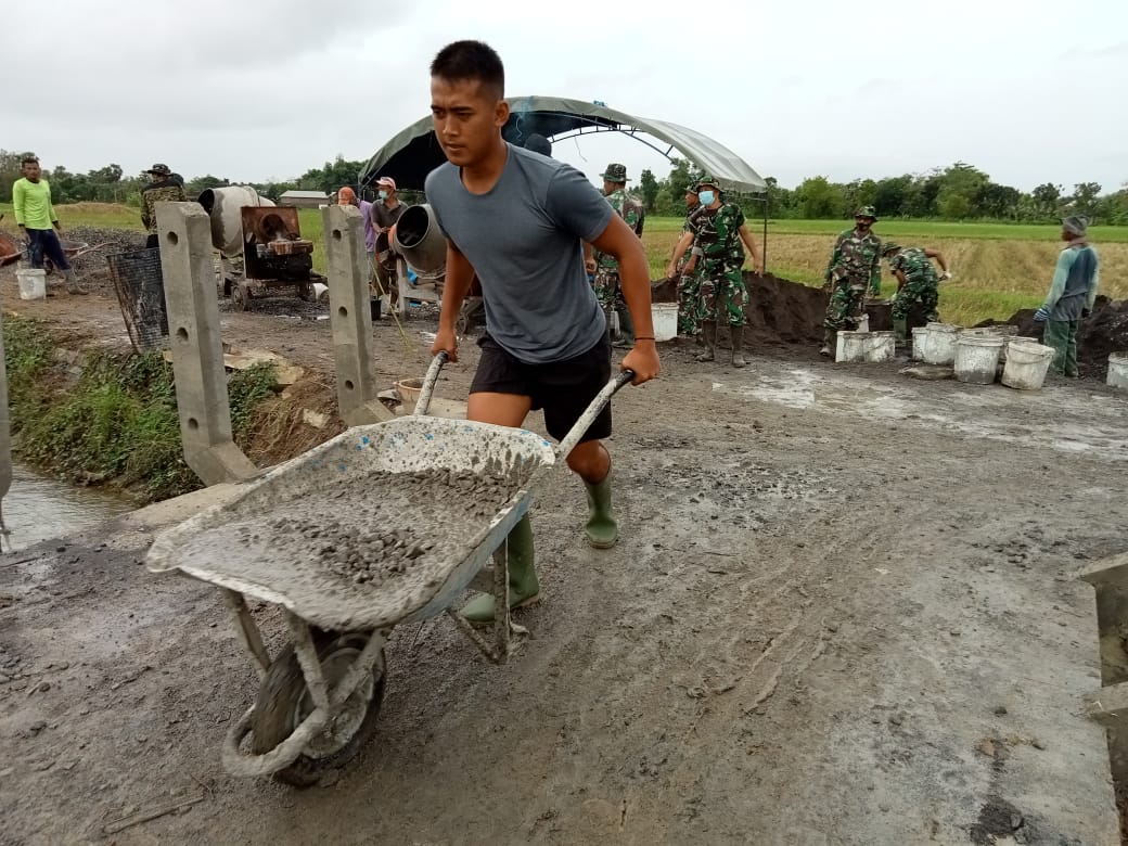 Badan Menjadi Kekar Karena Sering Mengakut Adukan Cor di Lokasi TMMD. Badan Menjadi Kekar Karena Sering Mengakut Adukan Cor di Lokasi TMMD.