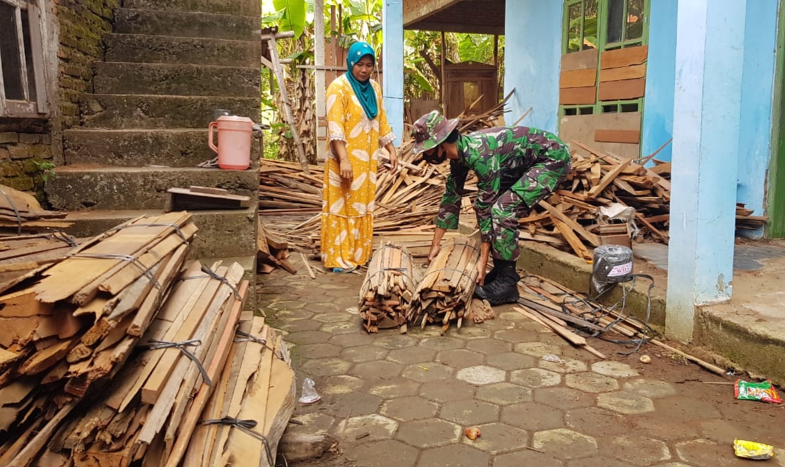 Ibu Sinah Senang Dan Bangga Dibantu Serda Sukarji