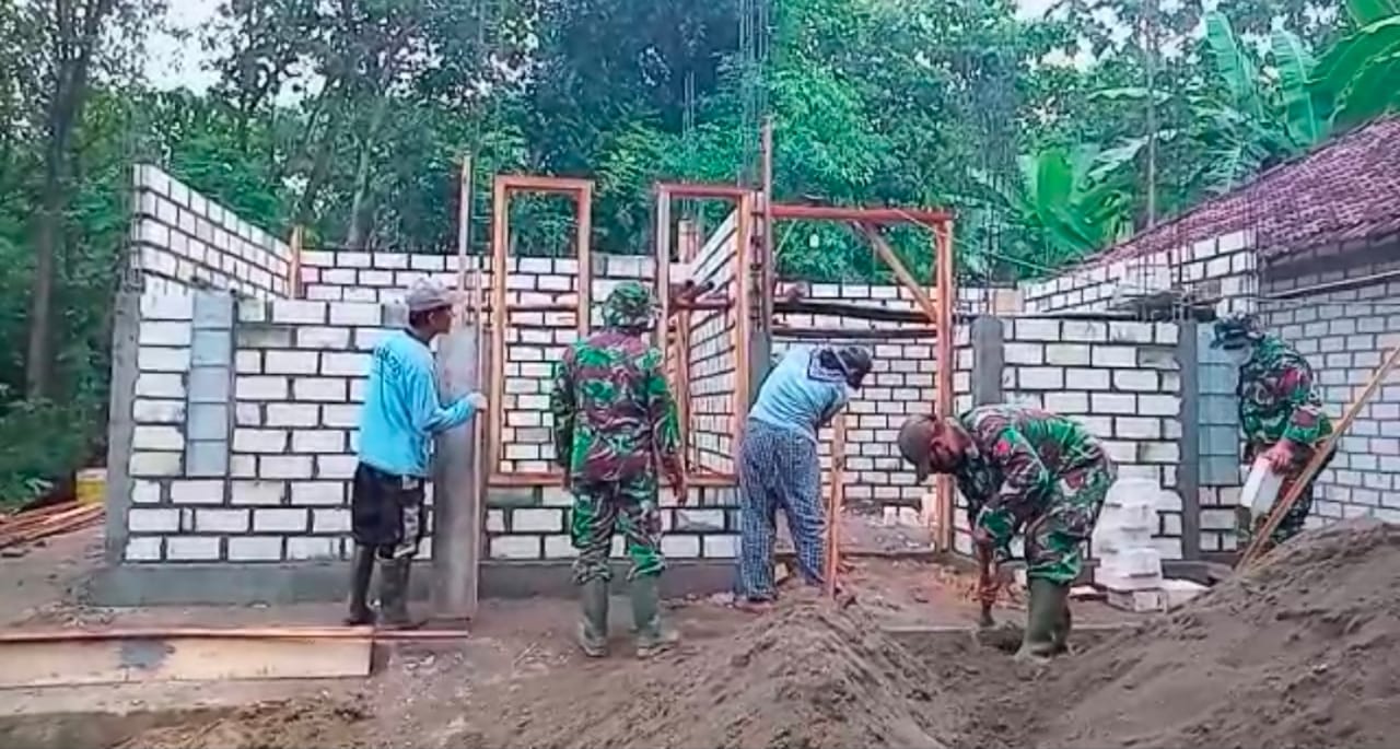 Guyub Rukun, TNI Bersama Warga Rehab Rumah Milik Sapari Guyub Rukun, TNI Bersama Warga Rehab Rumah Milik Sapari