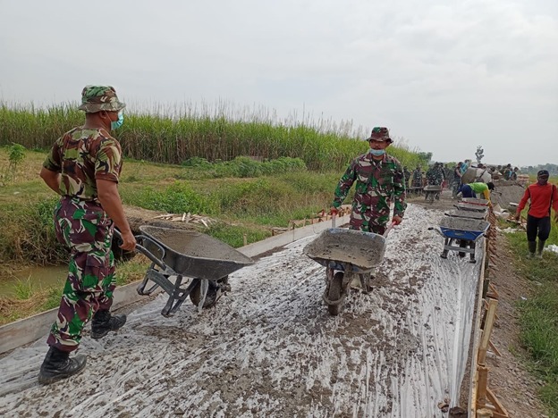 Anggota Satgas TMMD Tetap Laksanakan Prokes Kesehatan Saat bekerja