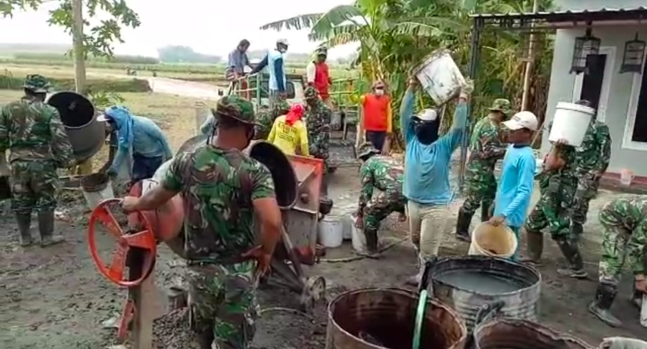 TNI Bersama Warga Guyup Rukun Bekerja Diujung Kampung