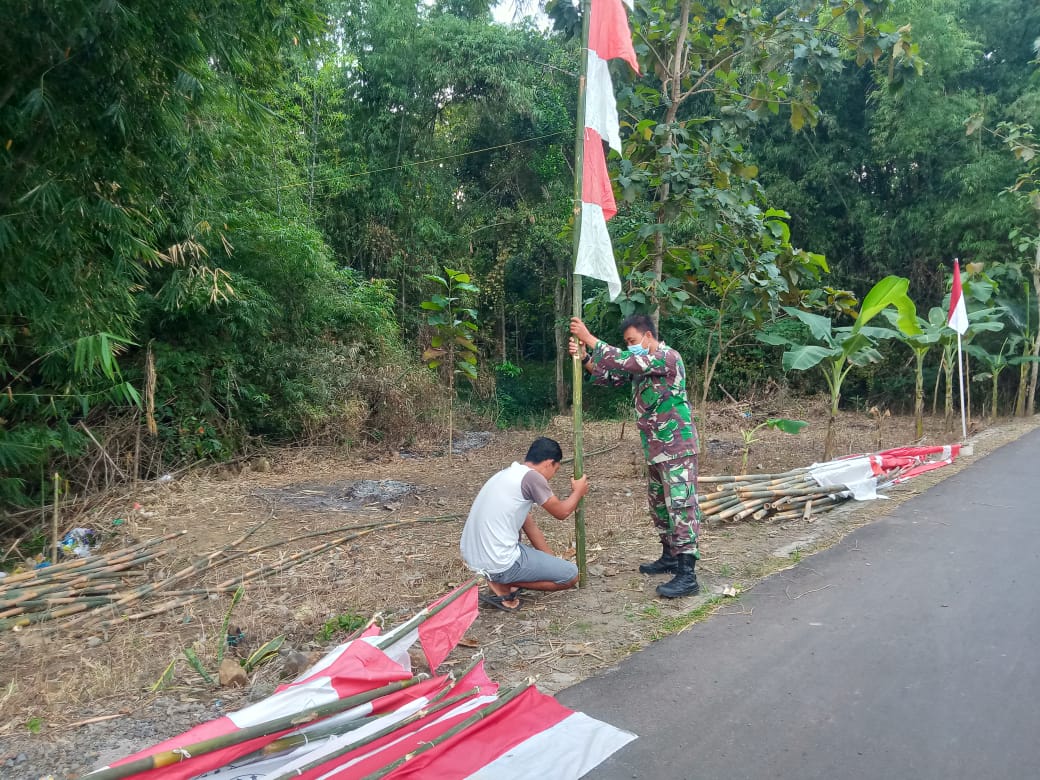 Sambut Upacara Pembukaan TMMD Reguler ke-111, Warga Bersama TNI Pasang Umbul-umbul