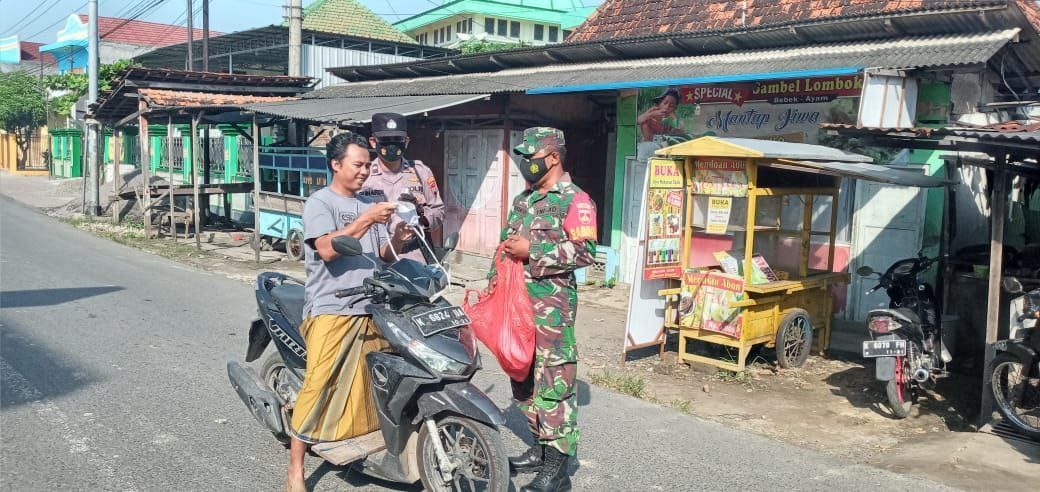 Anggota Satgas TMMD Kodim Pati Bersama Bhabinkamtibmas Bagikan Masker Kepada Masyarakat