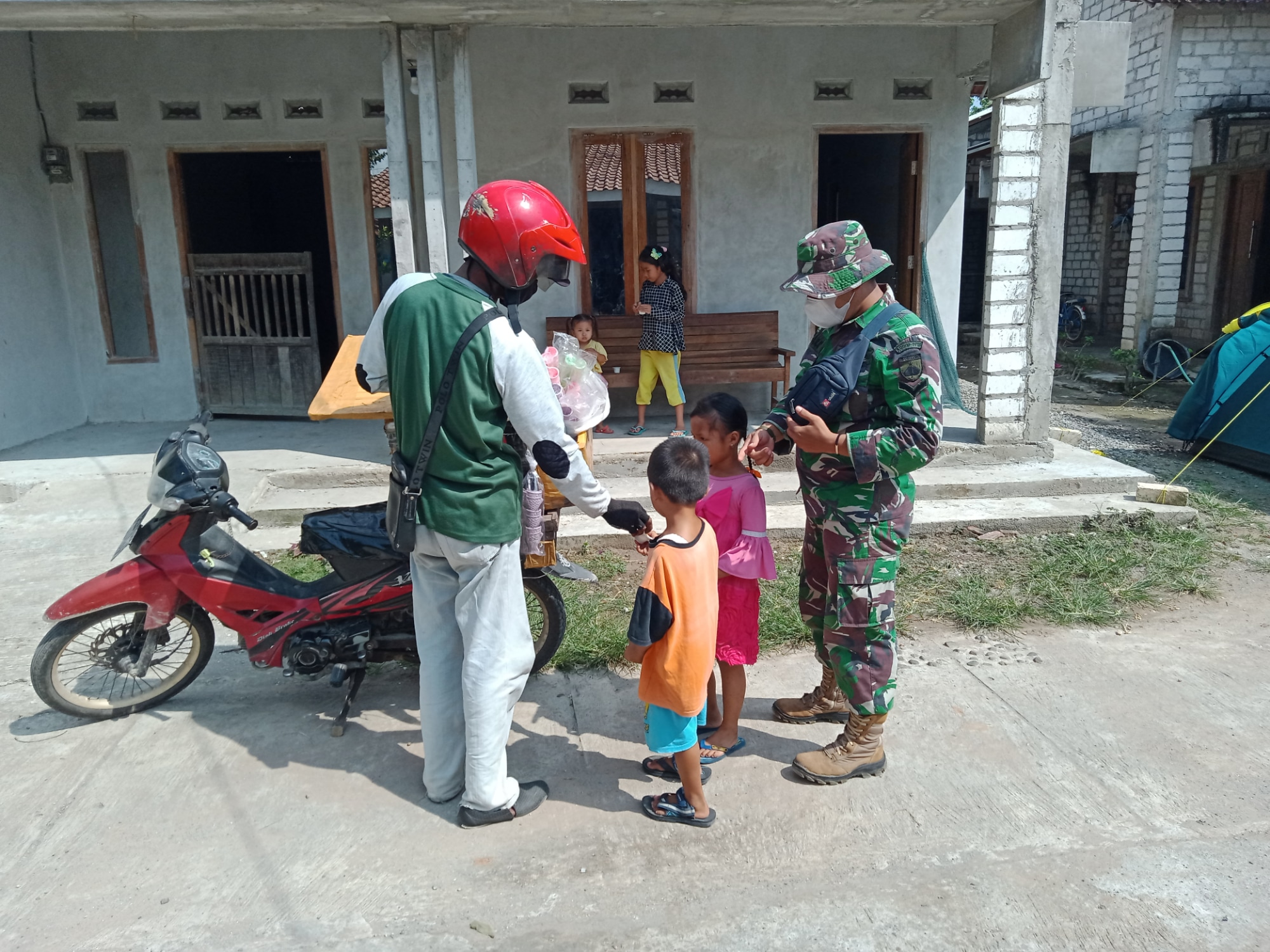 Memberikan Pemahaman Kepada Anak-anak Untuk Selalu Menerapkan Protokol Kesehatan