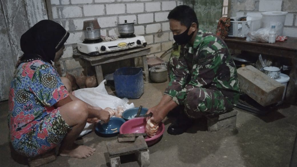 Bantu Masak di Lokasi TMMD Bantu Masak di Lokasi TMMD