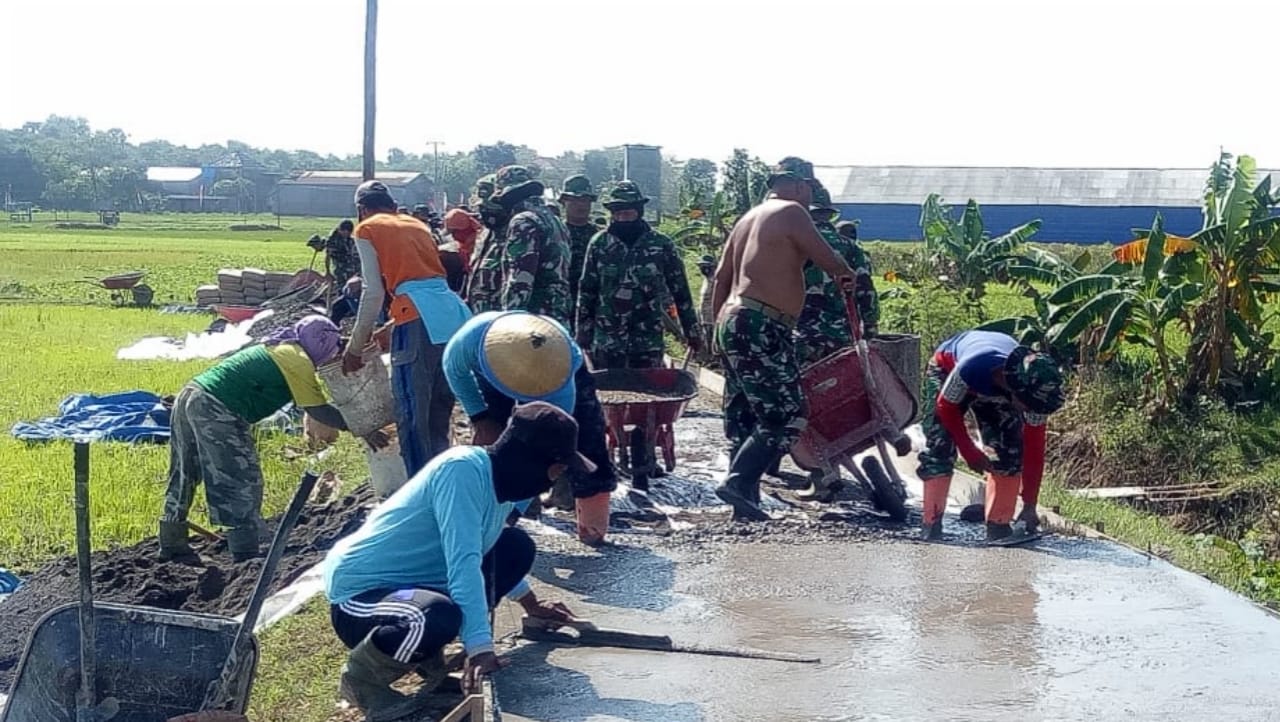 Anggota Satgas TMMD Bersinergi Bersama Masyarakat Disektor Betonisasi