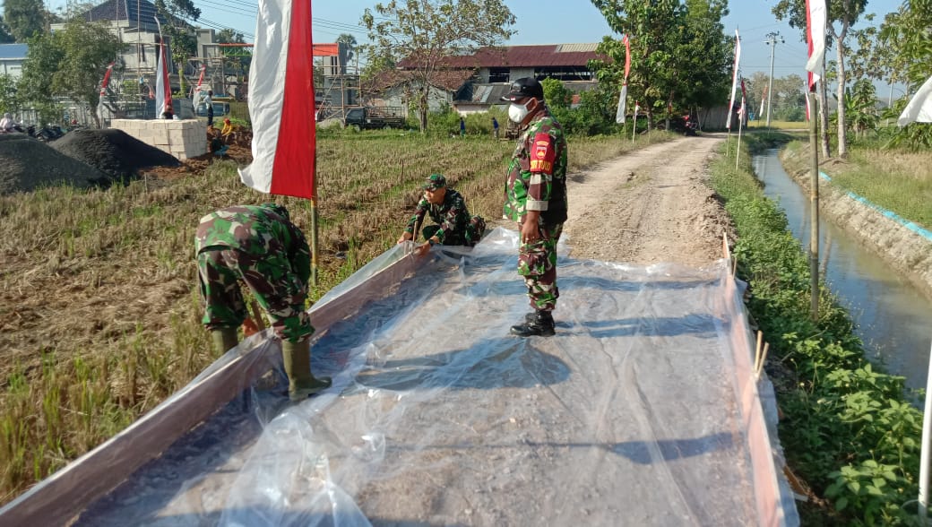 Semangat Satgas TMMD Memasang Besi Bekisting di Bawah Panas Terik Matahari