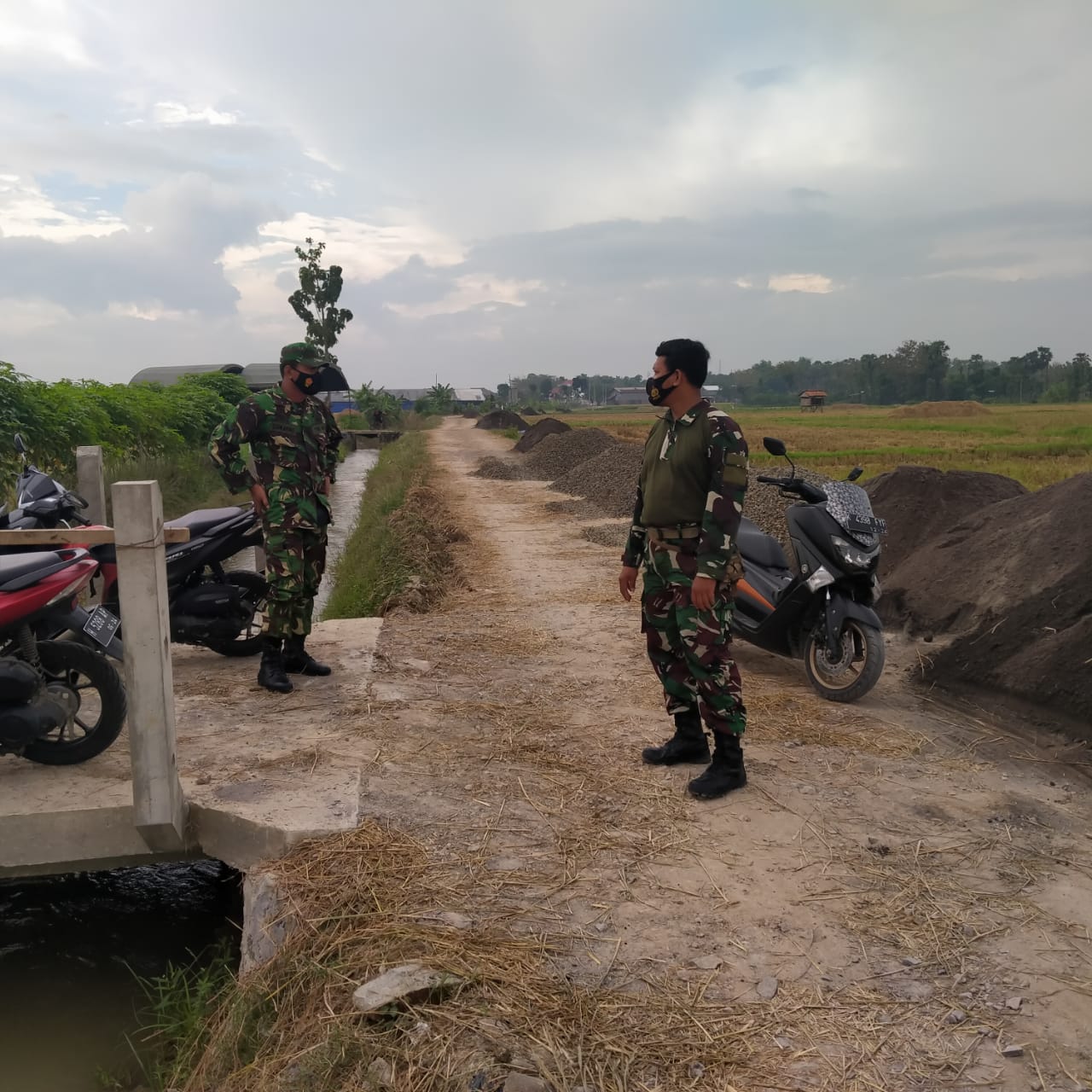 Babinsa Tamansari Cek Kesiapan Material Koral Dan Pasir Untuk Program Betonisasi Jalan Pada Kegiatan TMMD Kodim pati Babinsa Tamansari Cek Kesiapan Material Koral Dan Pasir Untuk Program Betonisasi Jalan Pada Kegiatan TMMD Kodim pati