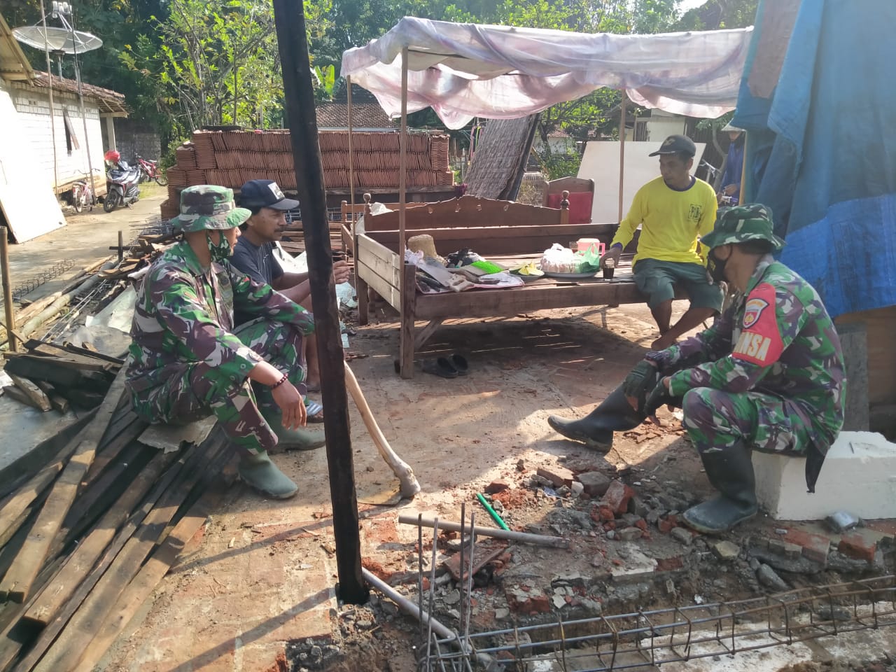 Rehat Sejanak Menikmati Secangkir Kopi Dan Ketela Rebus Ala Warga Desa Tamansari, Pra TMMD Ke 111 Kodim 0718/Pati Rehat Sejanak Menikmati Secangkir Kopi Dan Ketela Rebus Ala Warga Desa Tamansari, Pra TMMD Ke 111 Kodim 0718/Pati