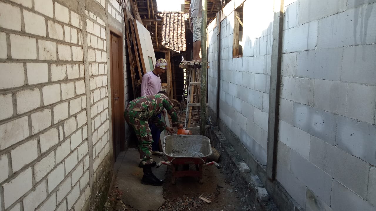 Angkong Rusak Sertu Joni Iskandar Sigap Perbaiki