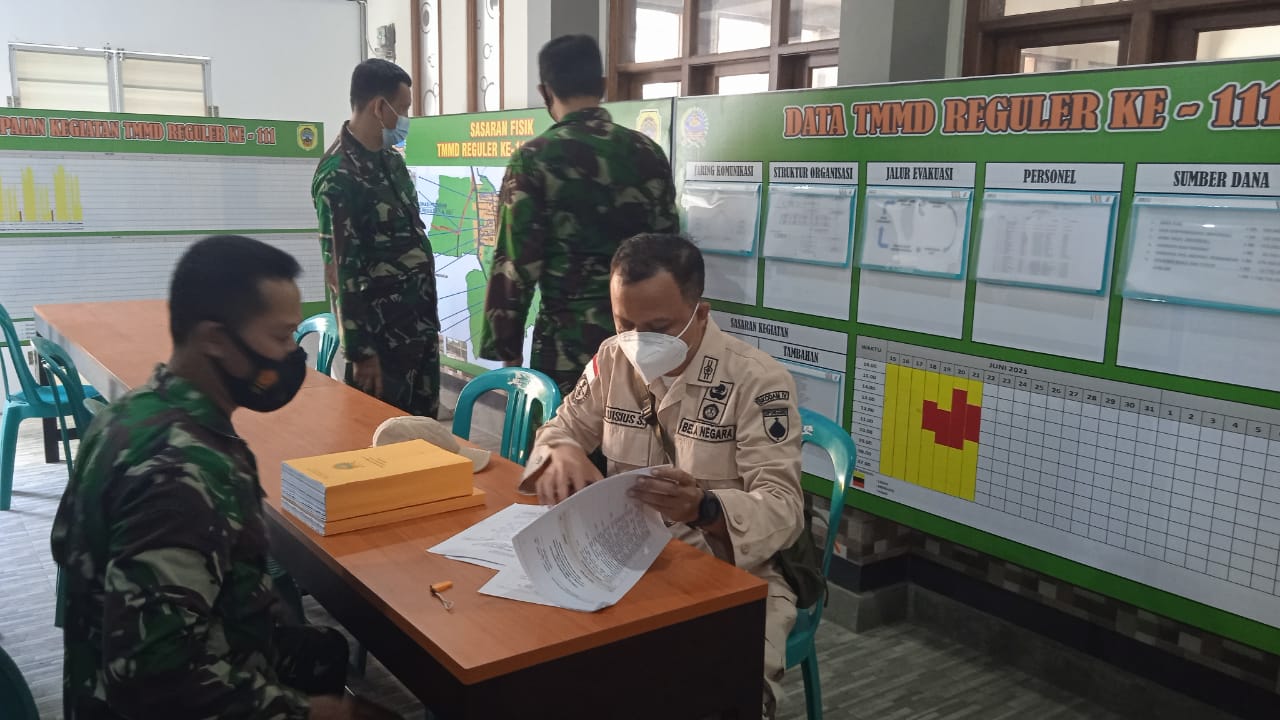Produk Buku Serta Data-Data Di Posko TMMD Reguler 111 Dicek oleh Tim Wasev Produk Buku Serta Data-Data Di Posko TMMD Reguler 111 Dicek oleh Tim Wasev