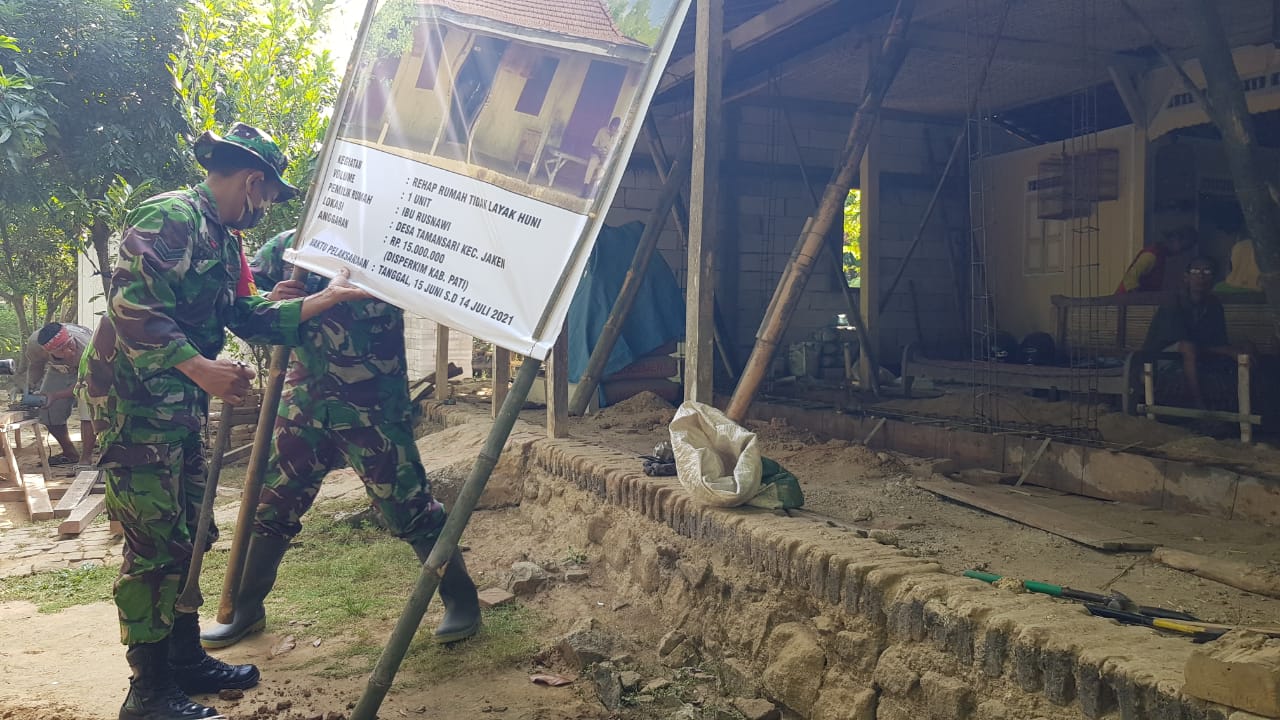 Jelang Pembukaan TMMD, Satgas TMMD Pasangn Banner  Penerima RTLH Di Rumah Rusnawi