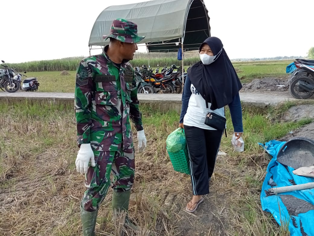 Waktunya Istirahat, Bu Eny Selalu Support Moril Anggota Satgas Waktunya Istirahat, Bu Eny Selalu Support Moril Anggota Satgas