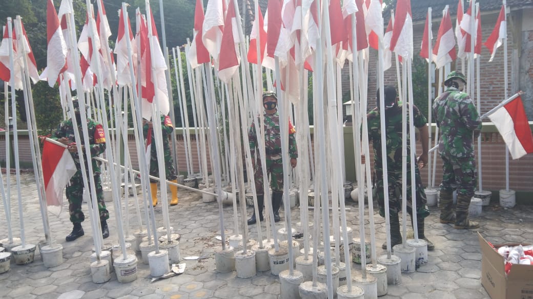 Deretan Bendera Merah Putih Di Siapkan Untuk Meramekan Pembukaan TMMD